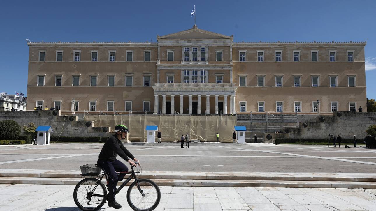 Πως η Ελλάδα μπόρεσε και κατάφερε να βγάλει «κόκκινη» κάρτα στη διαφθορά;