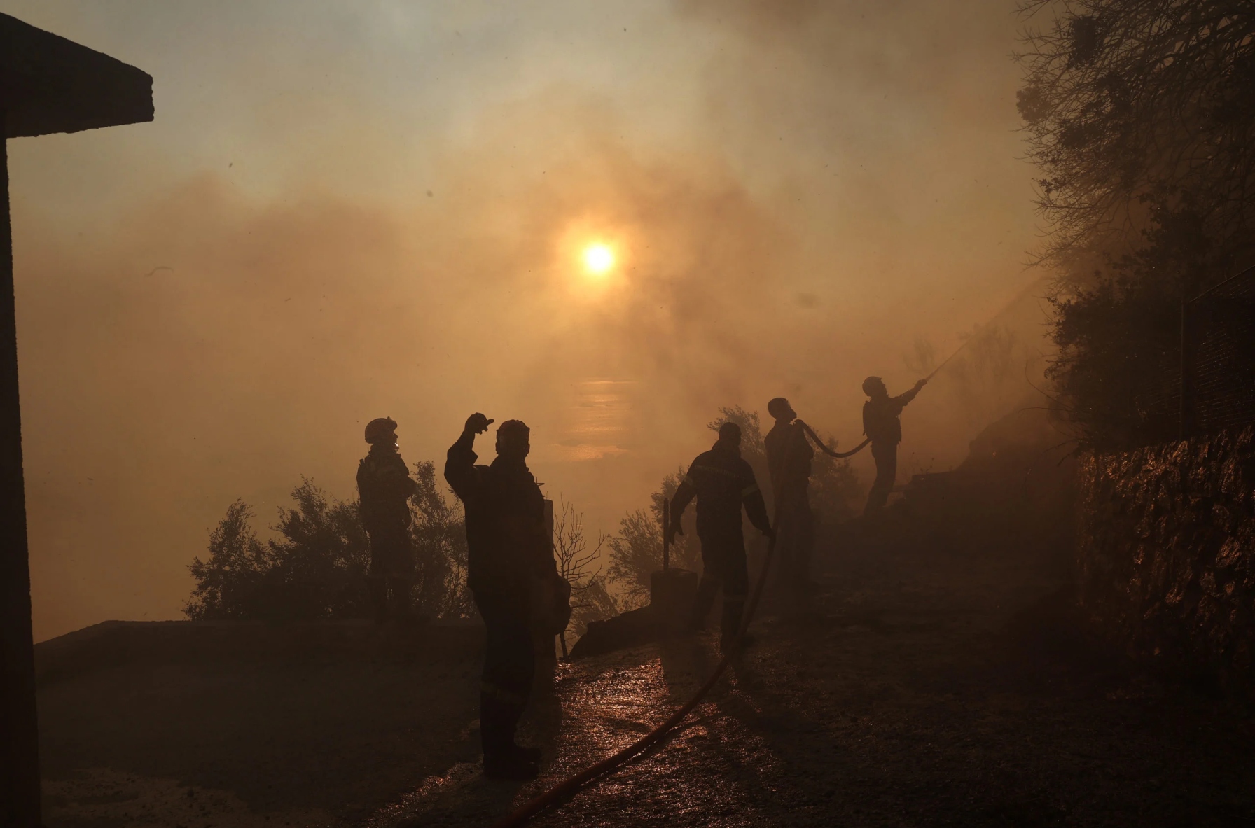 Μάχη με τις φλόγες στα Δερβενοχώρια – Καλύτερη η εικόνα της φωτιάς σε Κουβαρά, Κερατέα και Λουτράκι