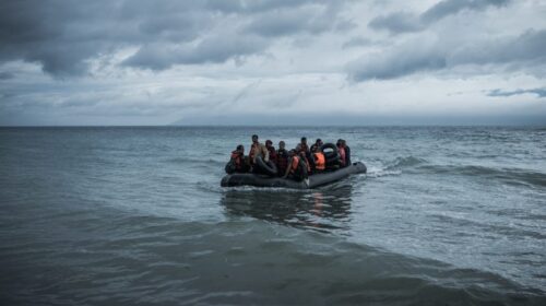 Financial Times: ”Η Ελλάδα θα νομιμοποιήσει 300.000 μετανάστες”