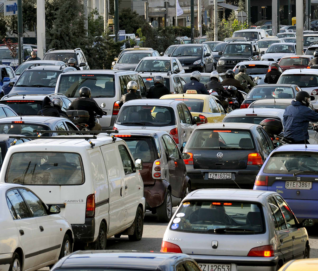 Πώς η κυβέρνηση στέλνει για «σκραπ» εκατομμύρια αυτοκίνητα – Μας «υπόσχονται»… ότι θα κινούμαστε με τρόλει και αστικά λεωφορεία!